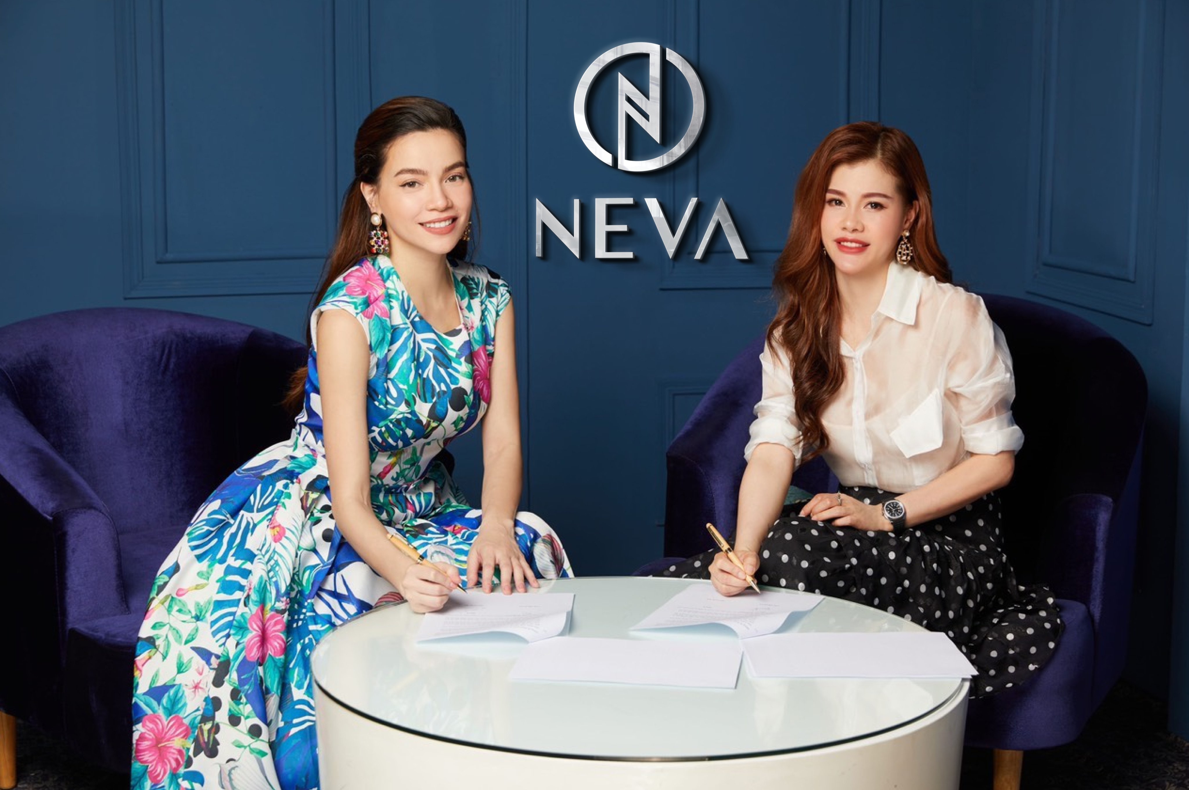 Hồ Ngọc Hà và Giám đốc sáng tạo Neva Fashion Mrs. Lily Easter ký kết hợp tác.