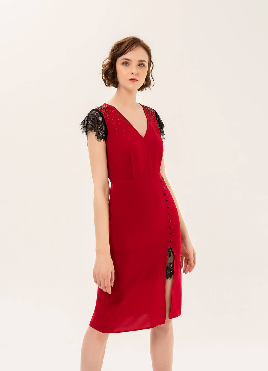 Đầm midi đỏ rất phù hợp với quý cô tuổi 40 bởi nét cổ điển pha lẫn hiện đại làm nên một phong thái tuyệt vời