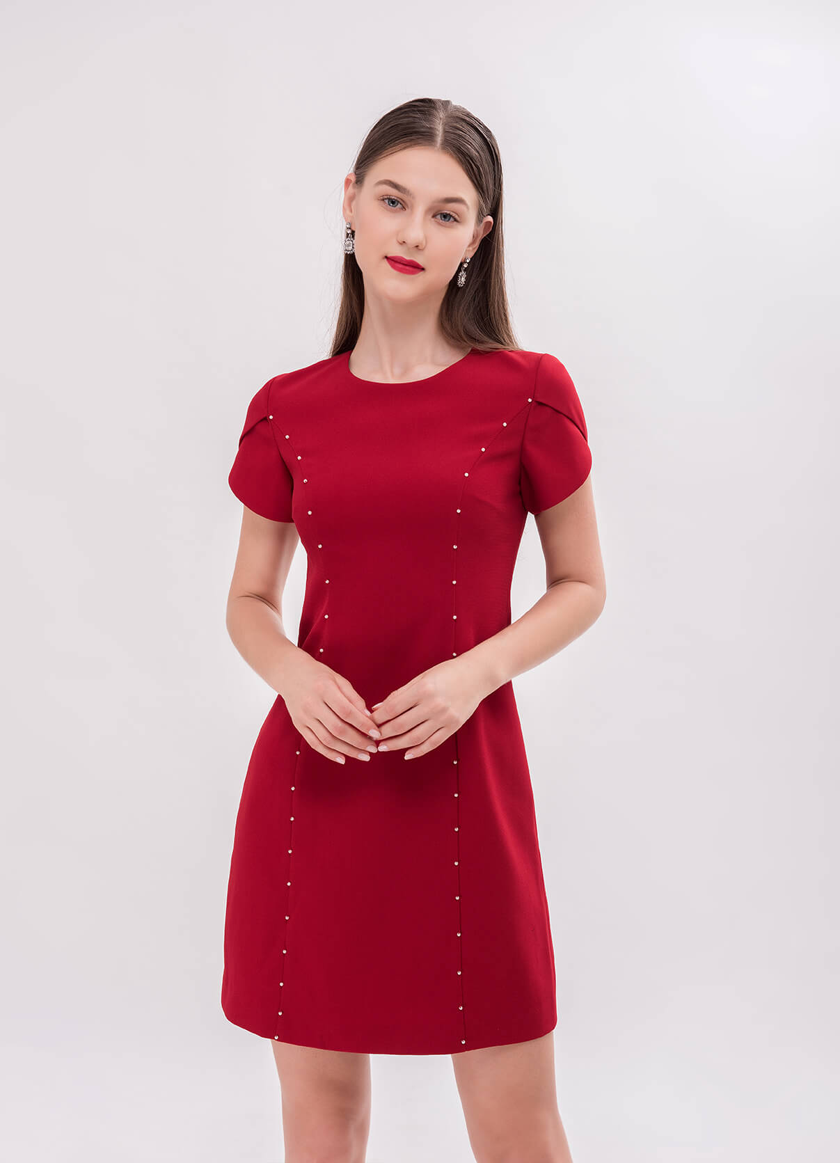 Tuổi 40 mặc gì đẹp? Một chiếc đầm đỏ với lối thiết kế tinh tế nhất định đưa quý cô nâng trình ăn mặc lên tuyệt hảo