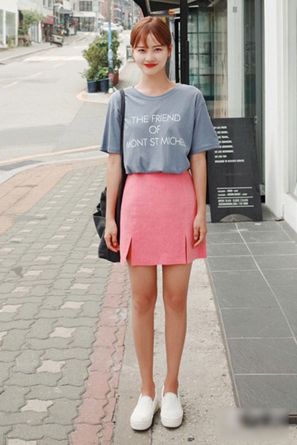 Áo phông màu xám đơn giản mix cùng chân váy màu hồng pastel