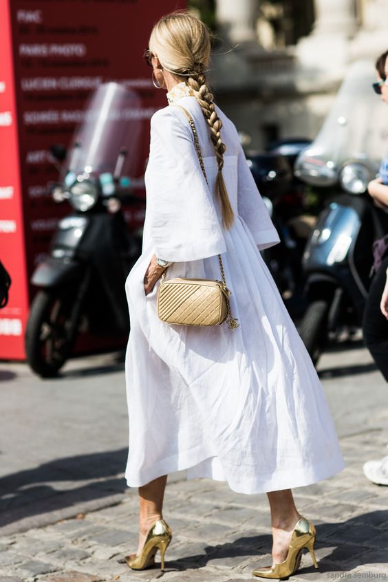 Một chiếc túi đeo chéo màu be khiến chiếc váy trắng trở nên nổi vật hơn.