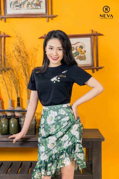 Alternative view of ÁO PHÔNG ĐEN CHỮ NEVA 21S3W500288T011