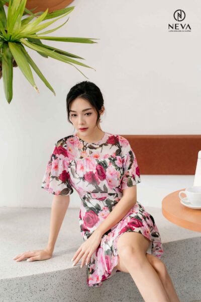 Alternative view of Đầm gấu nhún xòe in họa tiết hoa hồng 21S1W430358H021