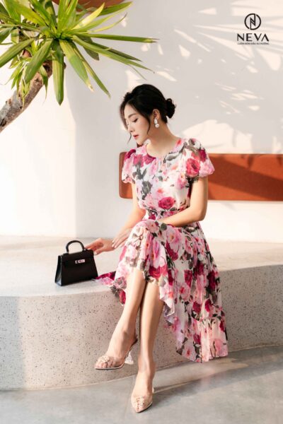 Alternative view of Đầm midi nhún 3 tầng tay bồng in hoa hồng 21S3W430359H021