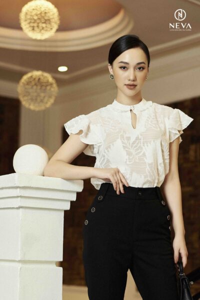 Alternative view of Quần ống loe đính cúc miệng túi 21F1W220369T011