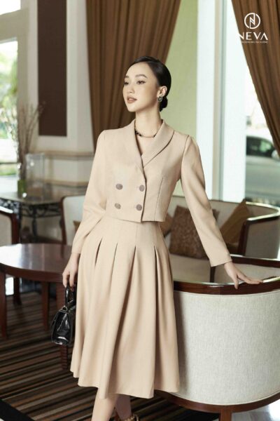 Alternative view of Vest lửng cổ lật màu be 21F2W720409T019