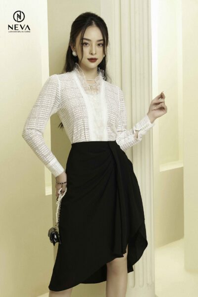 Alternative view of Sơ mi cổ V nhún bèo dọc nẹp áo 21F3W140402T010