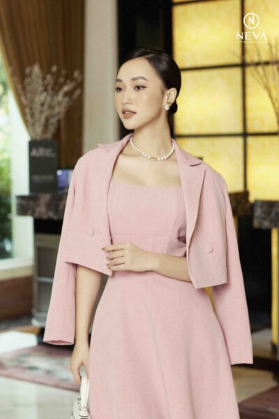 Alternative view of Áo khoác lửng theo set đầm midi 21F1W620400T021