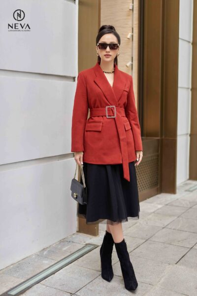 Alternative view of Áo vest dạ màu đỏ kèm đai kim loại vàng 21F4W700001T012