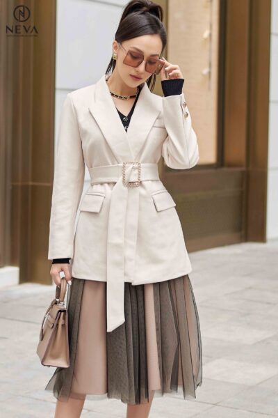 Alternative view of Áo vest dạ màu kem kèm đai kim loại vàng 21F4W700001T010