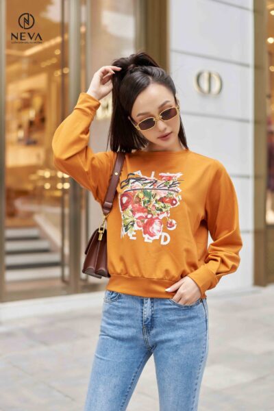 Alternative view of Áo hoodie cam cổ tròn in hình 21F1W520451T022