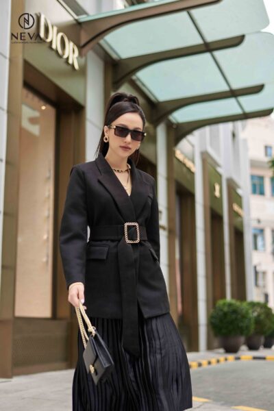 Alternative view of Áo vest dạ màu đen  kèm đai kim loại vàng 21F4W700001T011