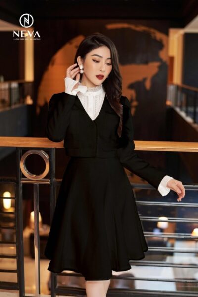 Alternative view of Áo khoác tweed đen cổ V dáng lửng 21F1W620410T011