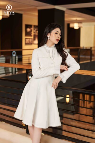 Alternative view of  Áo khoác tweed trắng cổ V dáng lửng 21F1W620410T010