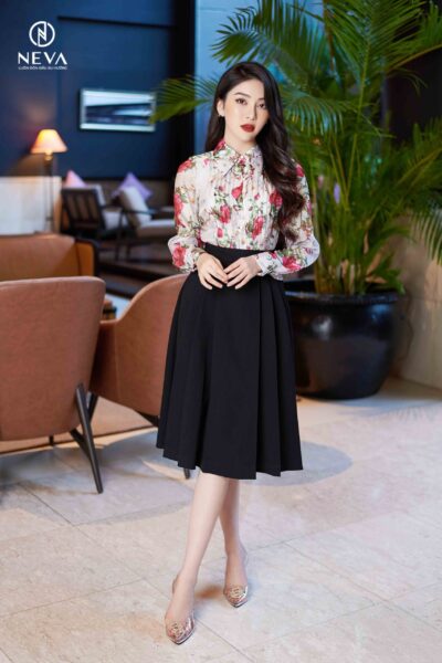 Alternative view of Sơ mi xêp li ngực in hoa hồng 21F2W140413H021