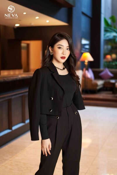 Alternative view of Áo vest lửng cổ 2 ve đen 21F1W620431T011