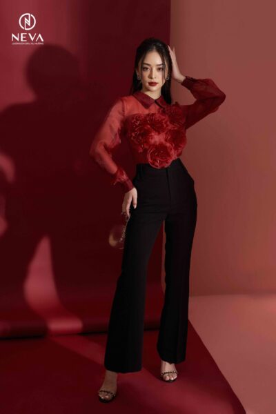 Alternative view of sơ mi quấn hoa hồng đỏ 21F2W140476T012