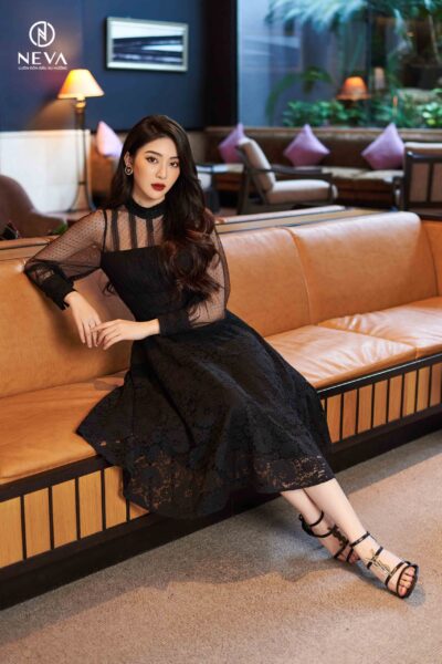 Alternative view of Đầm ren midi dáng A dài tay 21F2W490425T022