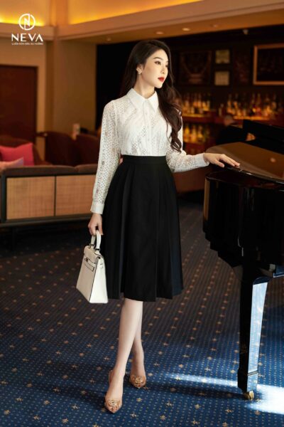 Alternative view of Sơ mi ren trắng sọc chéo 21F1W140433T010