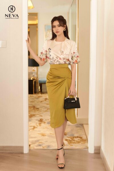 Alternative view of Chân váy xếp li nhún vạt lệch 22S2W310525T019