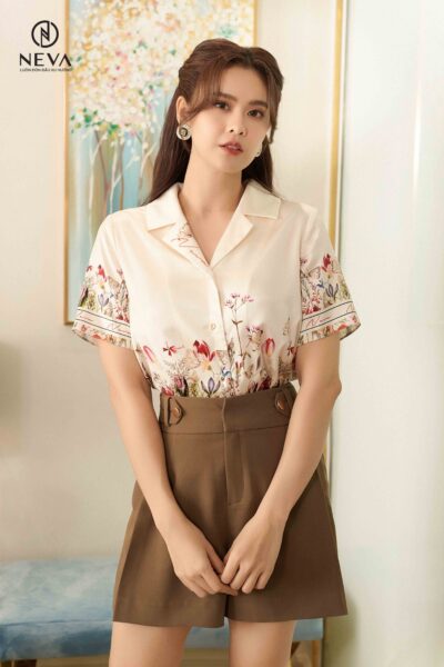 Alternative view of Quần sooc cạp cao đính cúc trang trí 22S2W200516T023