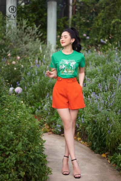 Alternative view of Quần sooc cạp cao đính cúc trang trí 22S2W200516T017