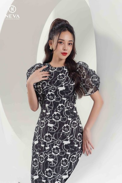 Alternative view of Đầm mini tay nhúm dáng A in hoa nền đen  22S3W430608H011