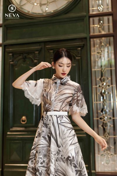 Alternative view of Sơ mi phối ren hoa đơn sắc tropical 22S2W130534H010