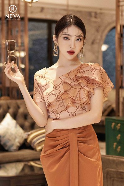 Alternative view of Áo bèo lệch vai logo Neva 22S2W130532H019