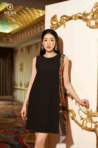 Alternative view of Đầm suông A can phối vạt lệch họa tiết Baroque 22S2W420553T011