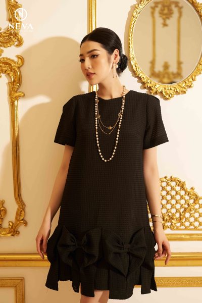 Alternative view of Đầm suông A đính nơ gấu 22S2W420552T011