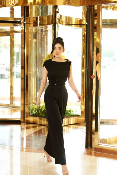 Alternative view of Áo thun lệch vai cài kim loại 22S2W500562T011