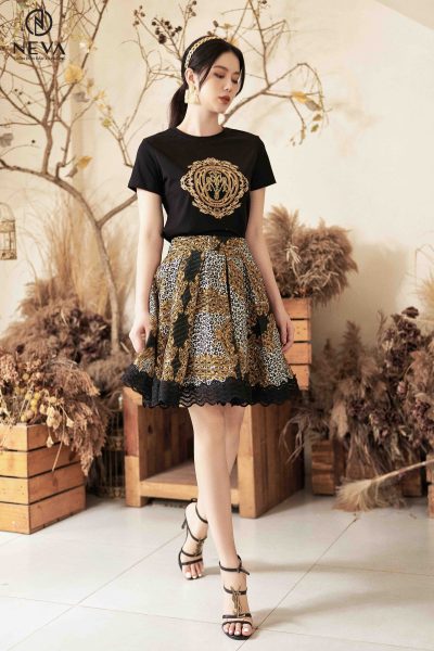 Alternative view of Chân váy ngắn dáng xòe họa tiết báo mix baroque 22S2W300579H011