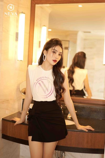 Alternative view of chân váy mini đen vạt lệch 22S2W300599T011