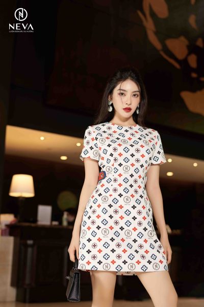 Alternative view of Đầm mini dáng A in họa tiết logo sắc màu 22S3W430600H010