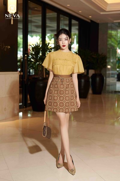 Alternative view of Áo tơ bèo may nhúm ngực 22S2W130592T013