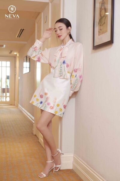 Alternative view of chân váy mini màu trắng dáng  A in hoa chân 22F3W300637H010