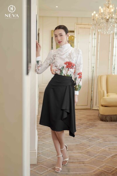 Alternative view of Chân váy vạt xếp chéo màu đen 22F2W320639T011