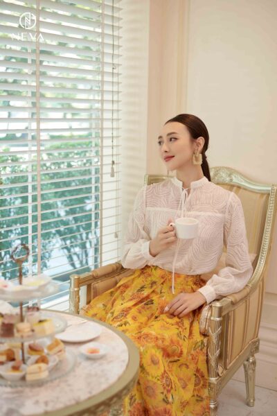 Alternative view of Sơ mi thắt nơ cổ tơ hoa 3D 22F2W140642T010