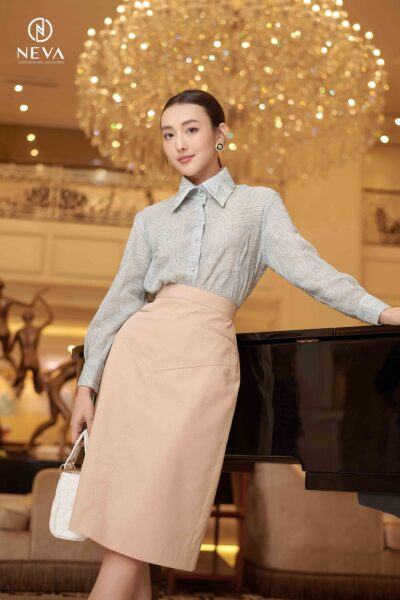 Alternative view of Sơ mi cổ đức tơ hoa 3D 22F3W140645T015