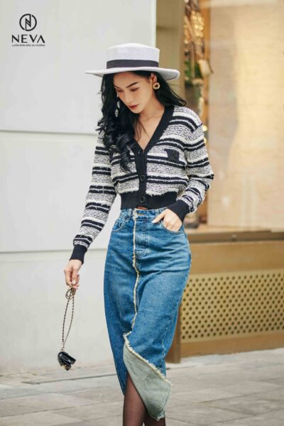 Alternative view of Áo len phối kẻ đen 22F4W650007K011