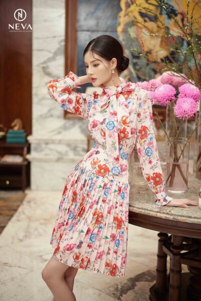 Alternative view of Đầm midi nơ cổ tùng dập li in hoa 22F3W440664H021