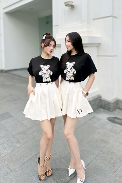 Alternative view of Áo phông đen in hình gấu hoa 24S1W500800T010