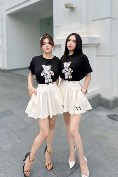 Áo phông đen in hình gấu hoa 24S1W500800T010