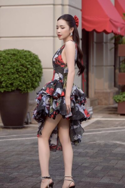 Alternative view of Đầm dạ hội cổ sâu Crimson Bloom 24S1W428006H011