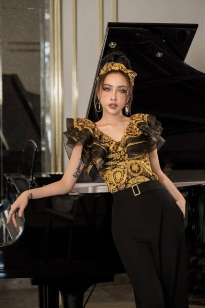 Áo sơ mi cổ rộng, bèo nhiều lớp Nocturne Splendor 25S1W131001H013