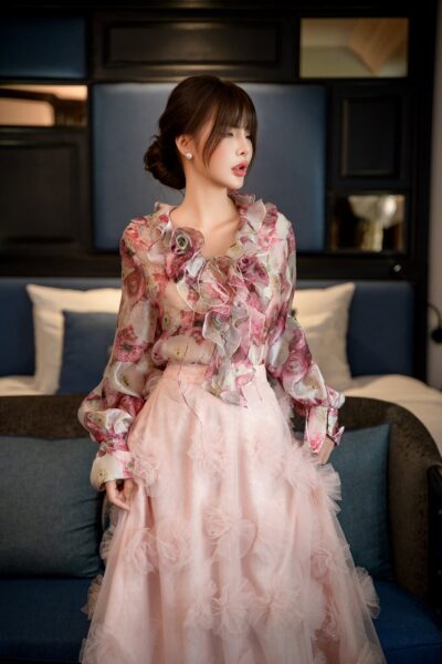 Alternative view of Áo sơ mi dáng xuông dài tay, cổ tim sâu có bèo đính hoa điệu đà Misty Sonata 25S1W142005H021