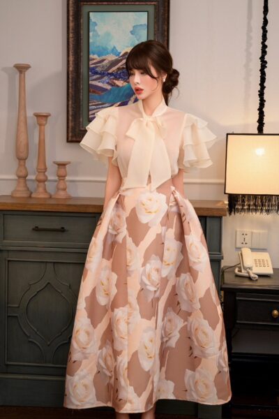 Alternative view of Áo sơ mi dáng xuông nhẹ, cổ buộc nơ, tay có bèo 3 tầng điệu đà Lily Veil 25S1W132004T010