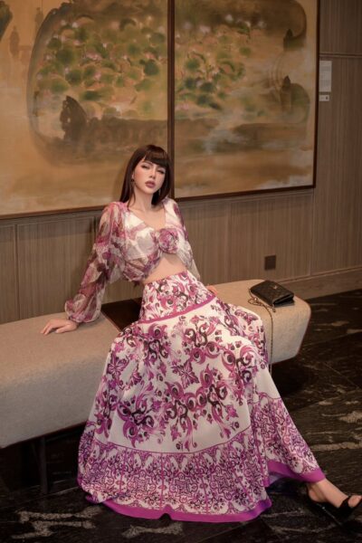 Áo crop với kiểu dáng lạ mắt Vita Regale 25S1W140901H016