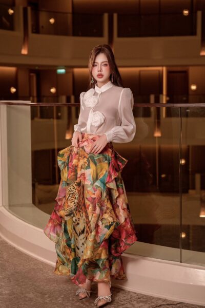 Chân váy xòe midi cắt ghim bèo đẹp mắt và trẻ trung Crimson Spirit 25S1W320707H013